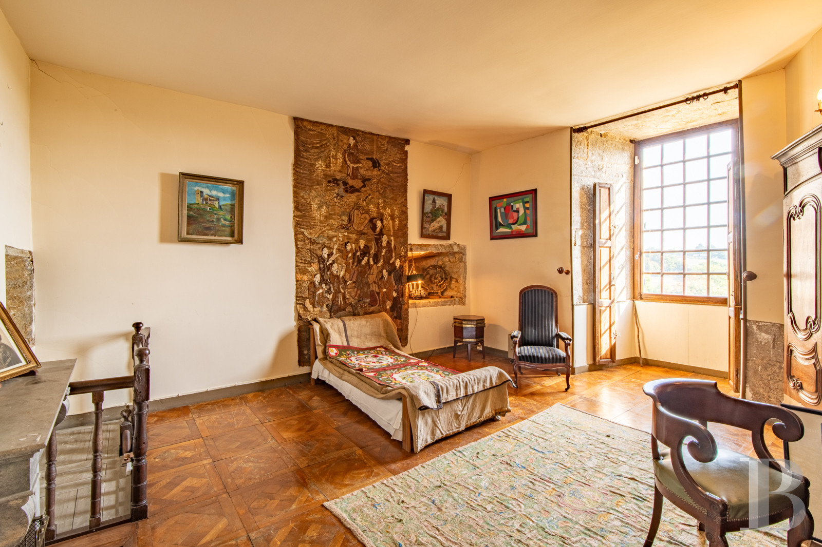 A 15th-century castle overlooking rolling farmland between Poitiers and Angoulême, in the Vienne region. - photo  n°19